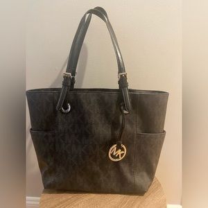 MK women’s hand bag perfect for work or on the go